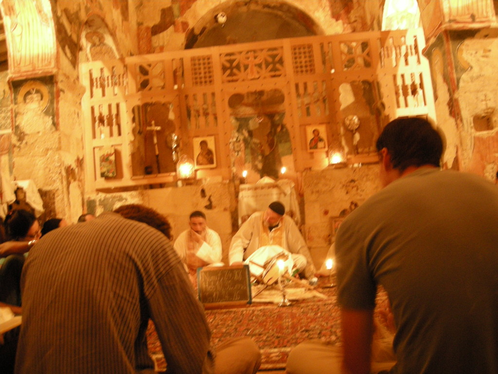 Con i monaci in preghiera nella chiesa del monastero